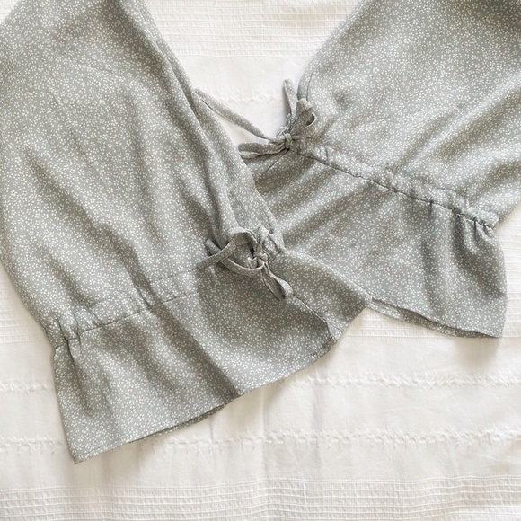 NWOT KAYLA'S ARMOIRE BLUE WHITE FLORAL SMOCKED RUFFLE TIE CUFF DRESS - L - Picture 6 of 8